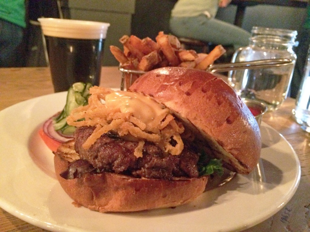 Fall_Burger_Crawl_FBC1_Burger_Conquest_Russell_Jackson_Sixpoint_Draught55_stout_burger_schweid_and_sons